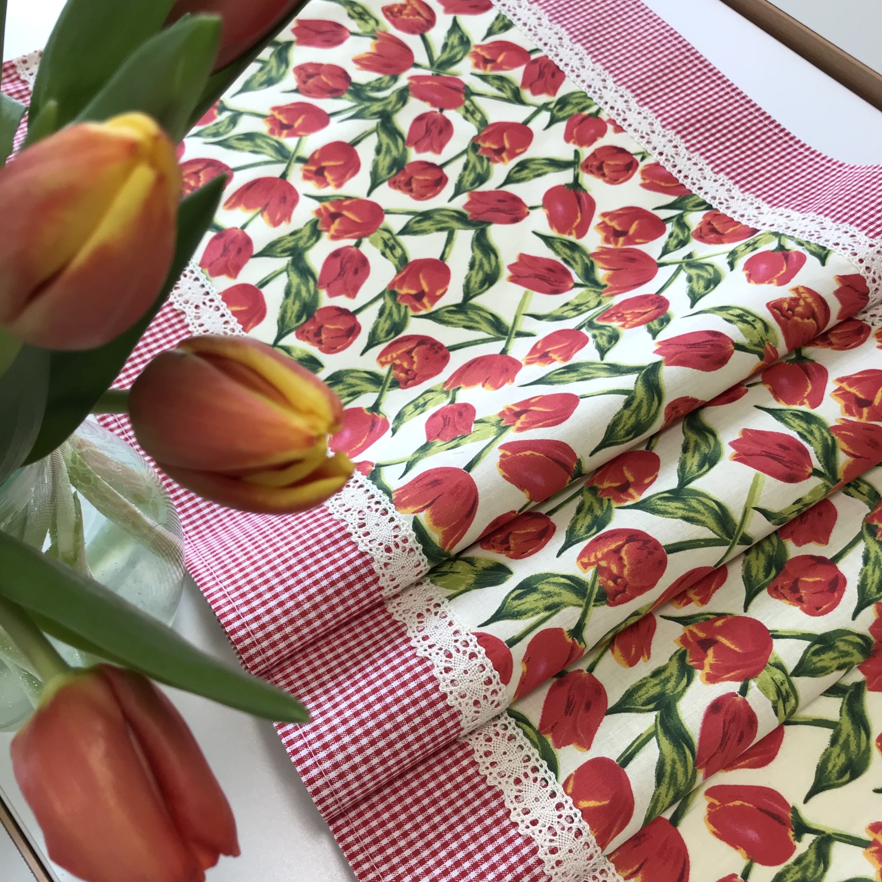 Sada s krajkou – venkovský s tulipány