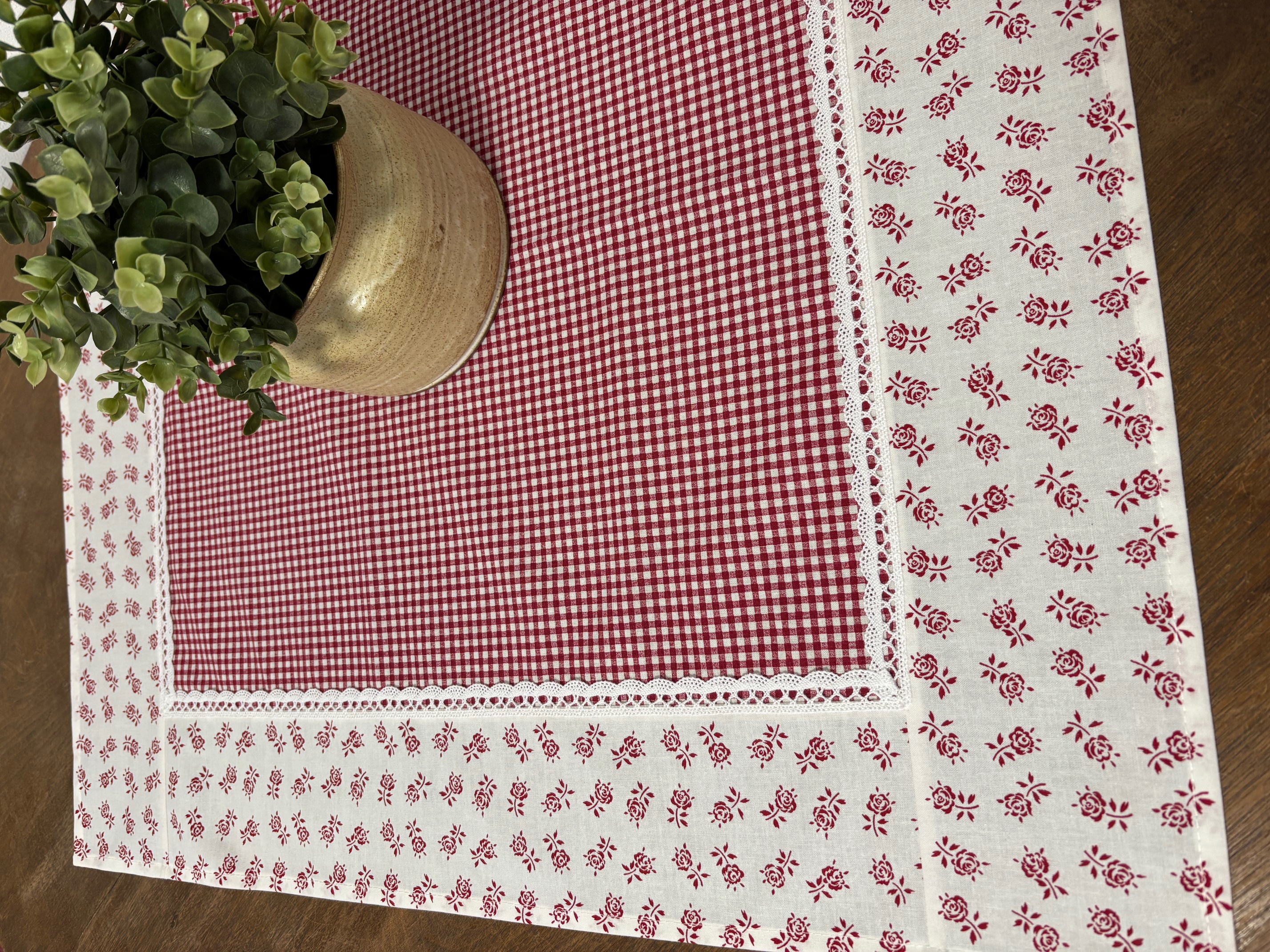 Ubrus s krajkou 70 x 70 cm - červená venkovská kostička s kvítkovým lemem