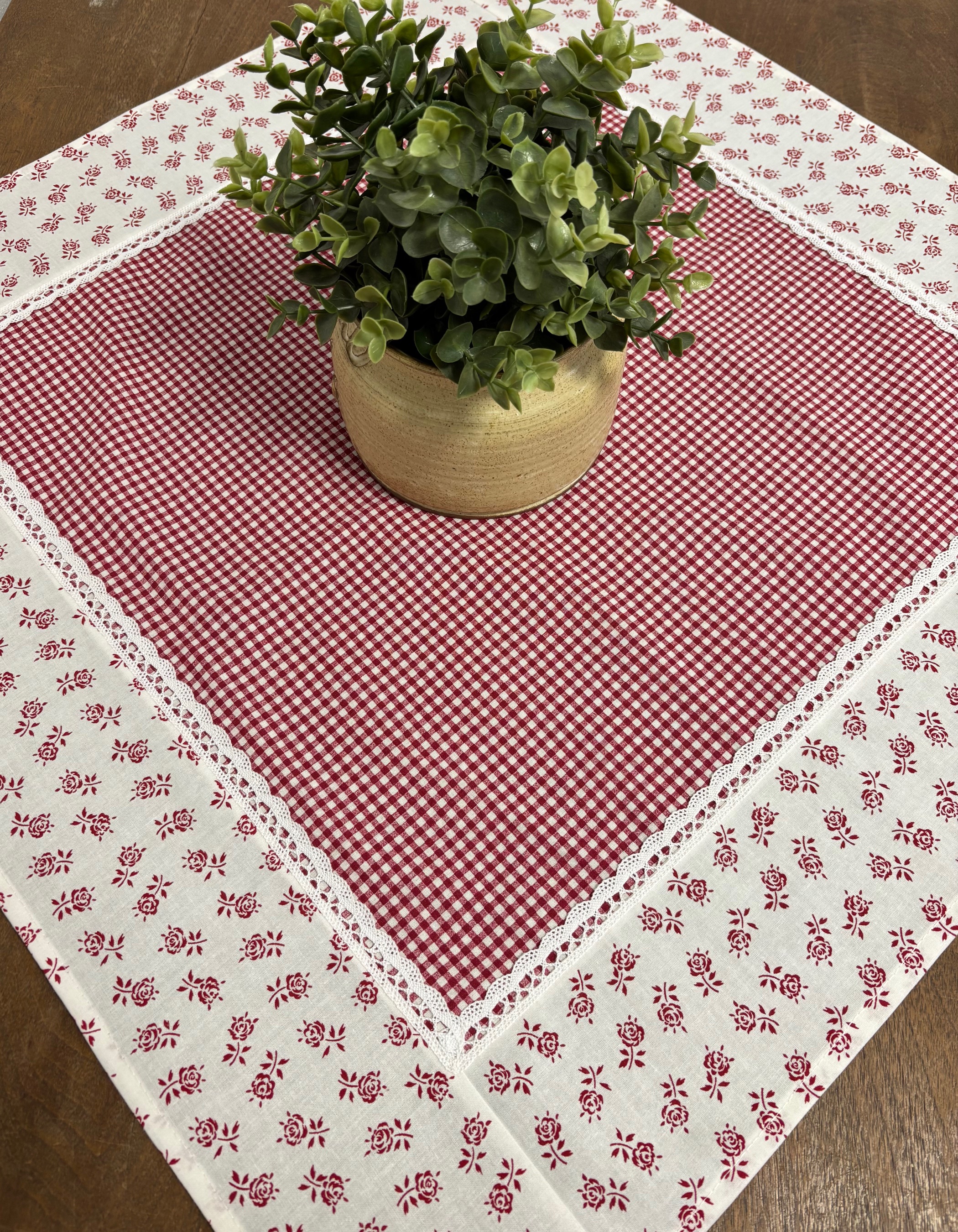 Ubrus s krajkou 95 x 95 cm - červená venkovská kostička s kvítkovým lemem